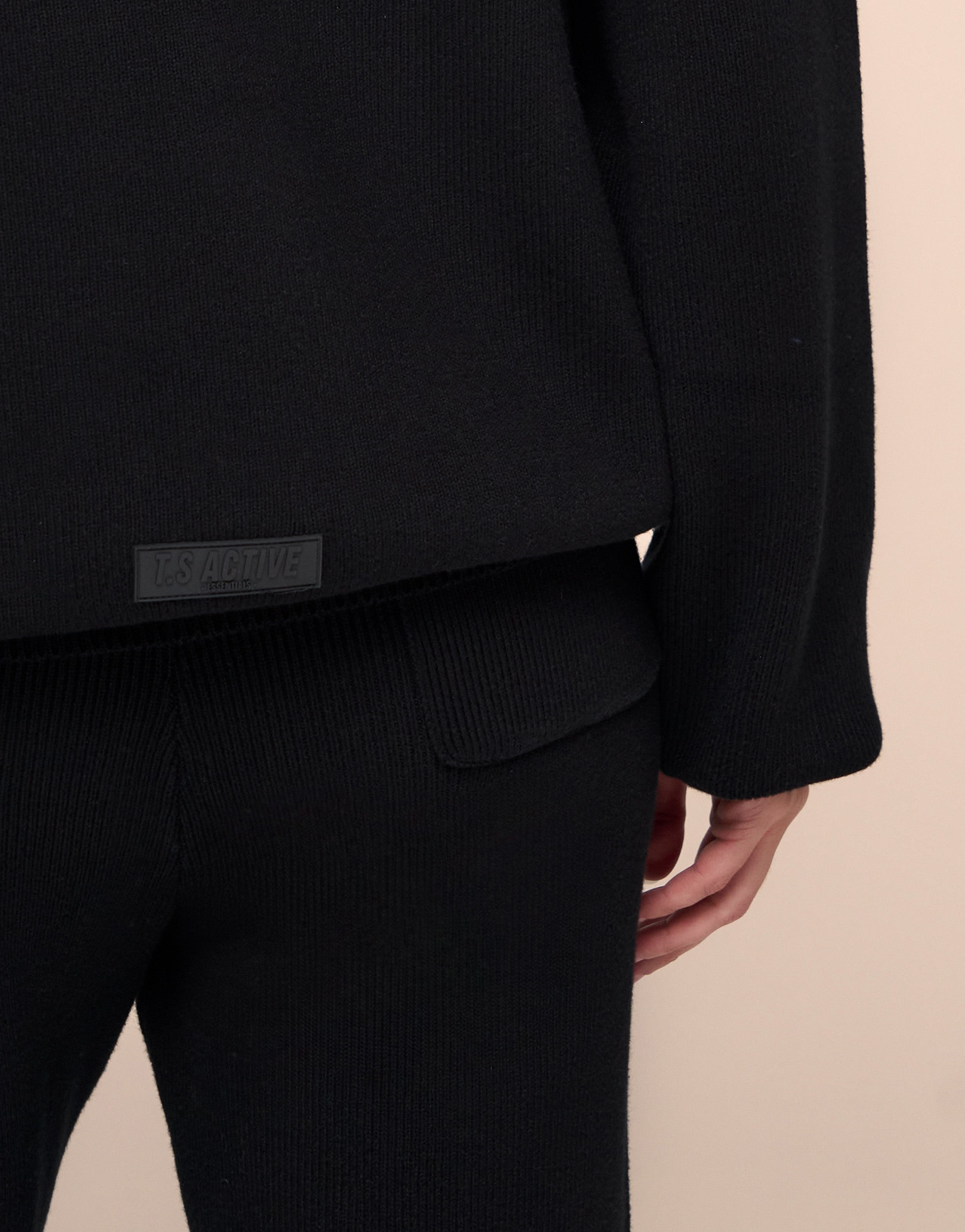 KNITTED BLACK HOODIE