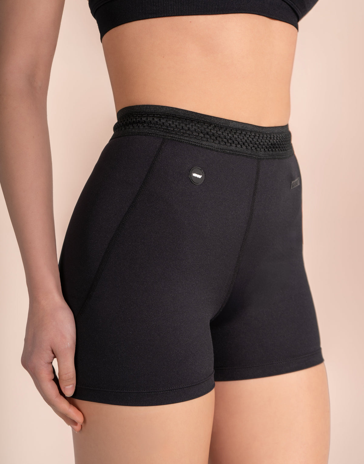 NOVA BLACK SHORT