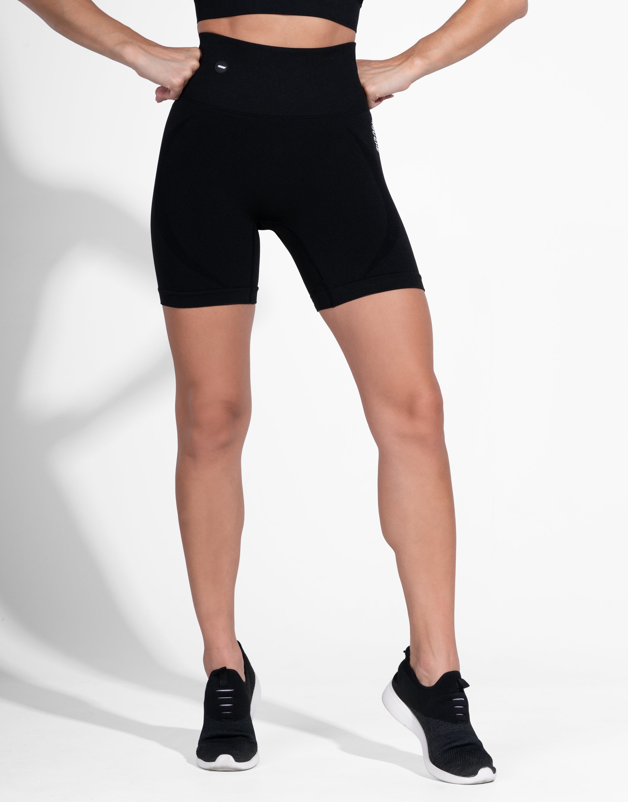 AERO BLACK SHORT SEAMLESS