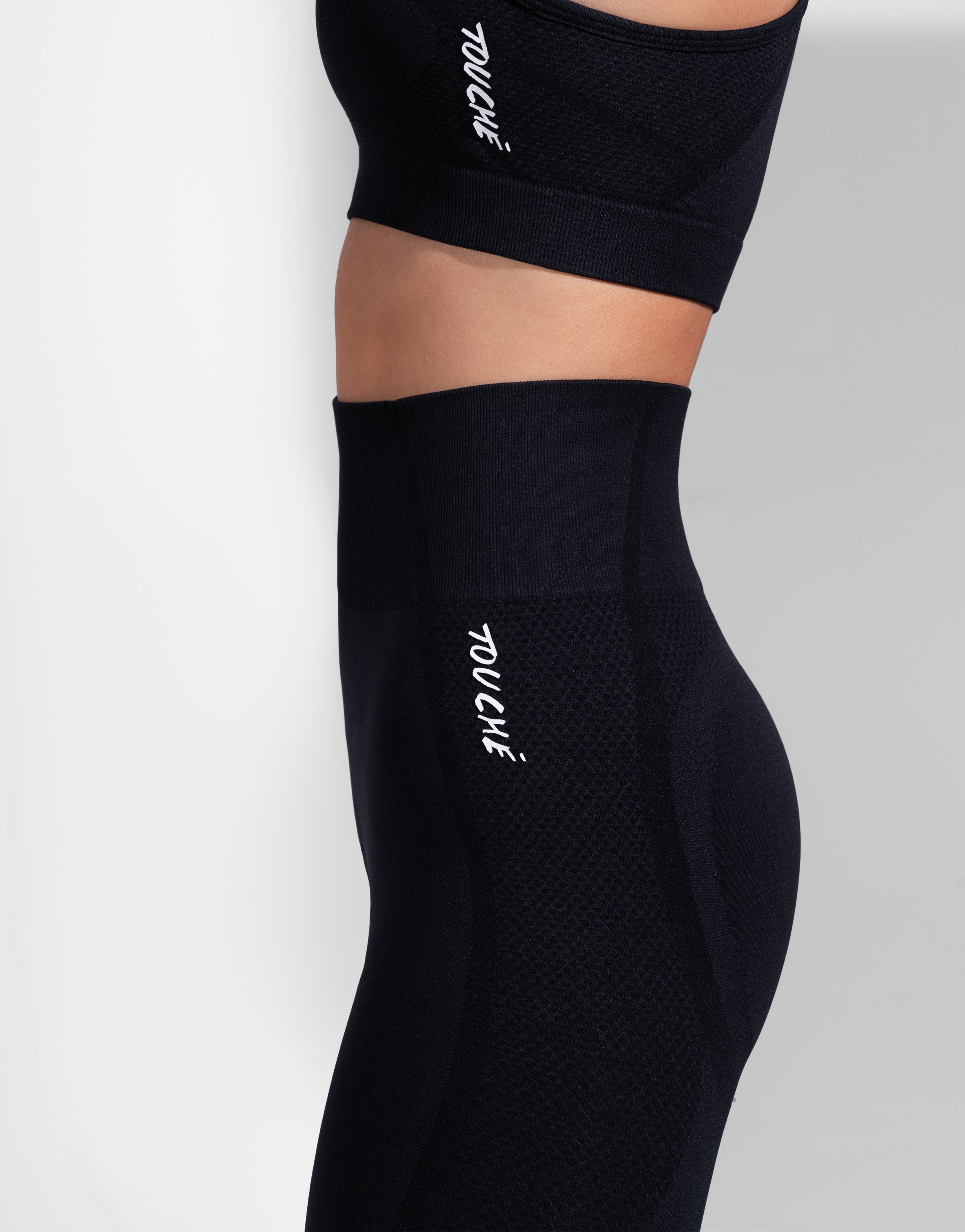 BASIC BLACK SEAMLESS