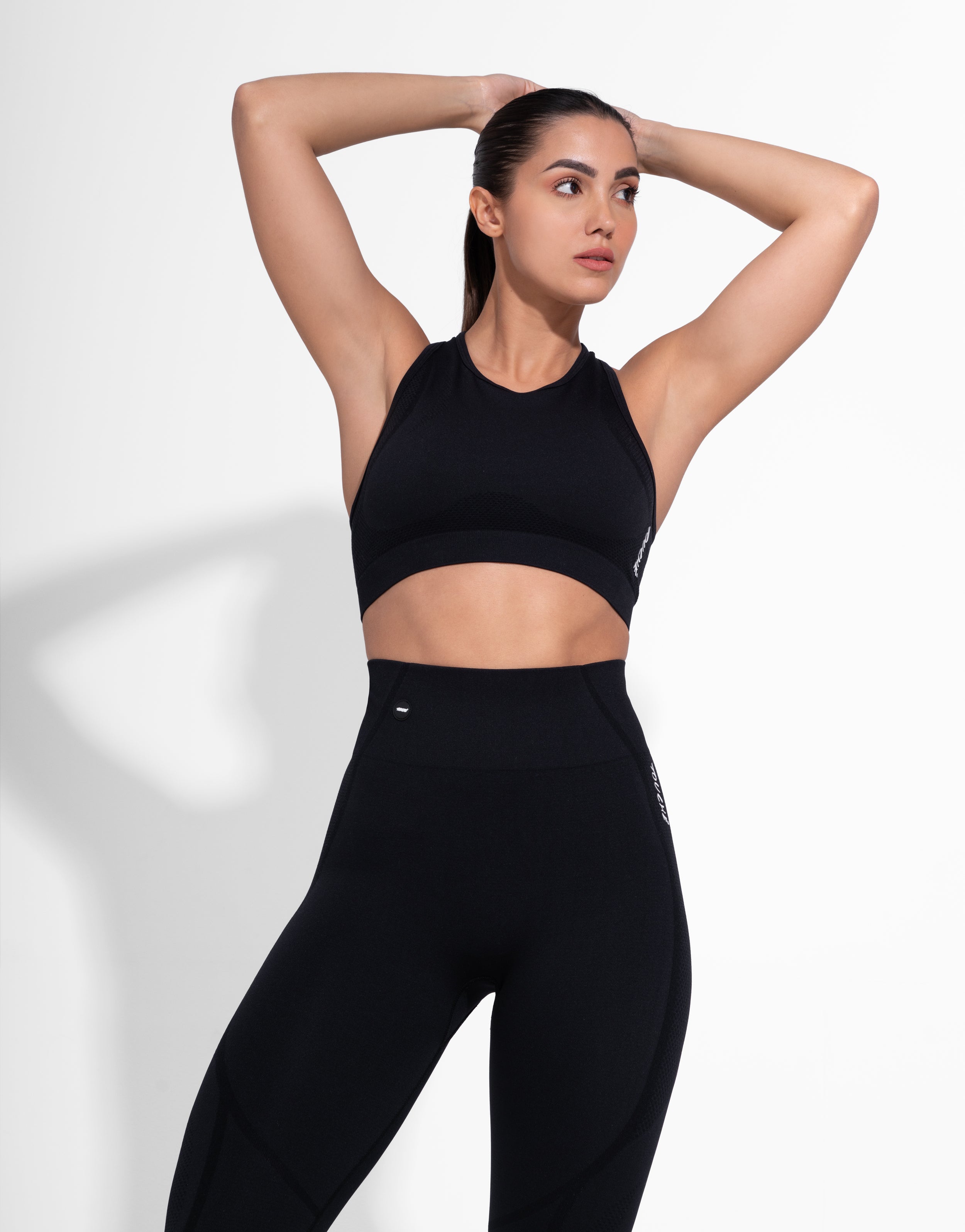 BASIC BLACK SEAMLESS TOP