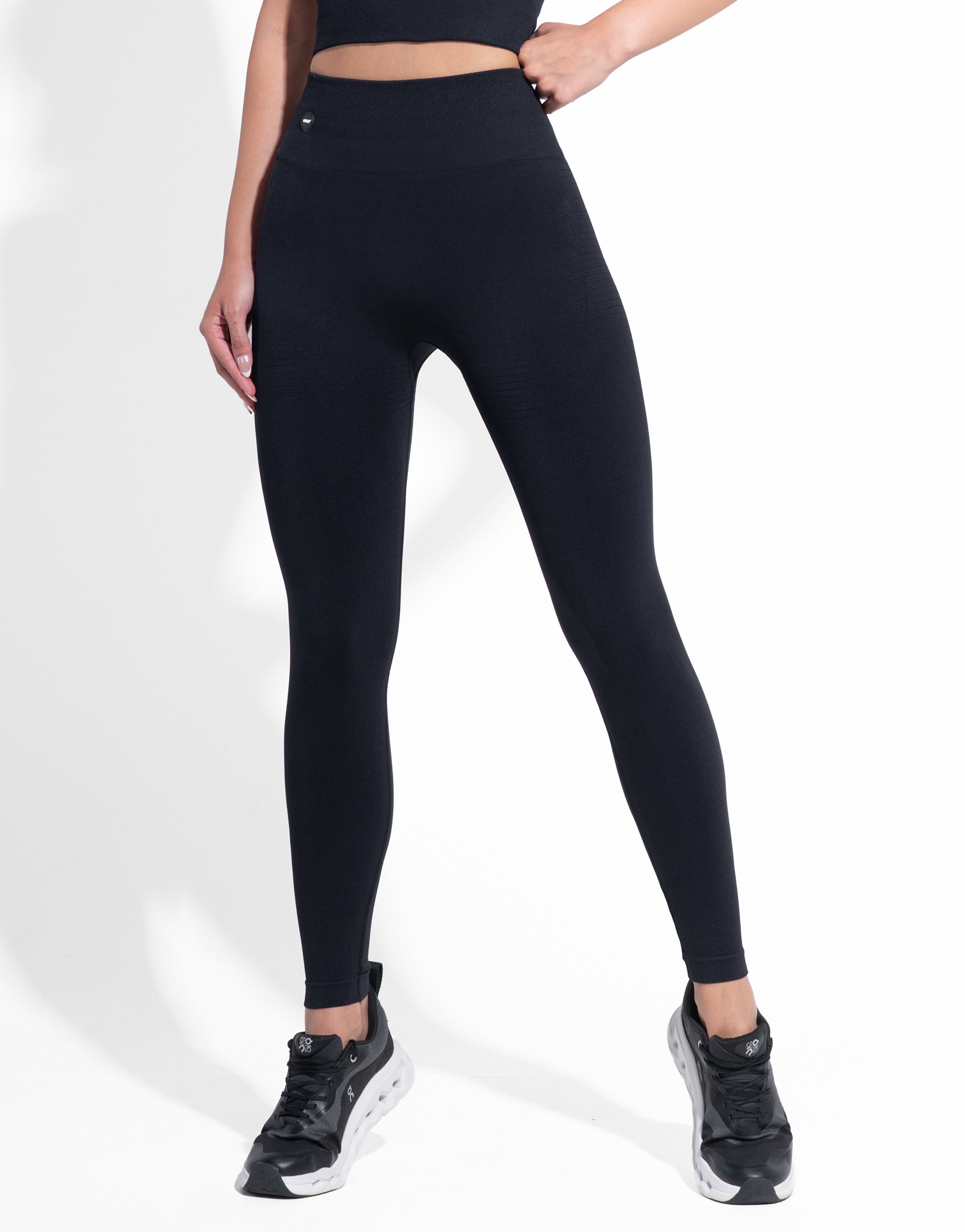 BASIC BLACK SEAMLESS