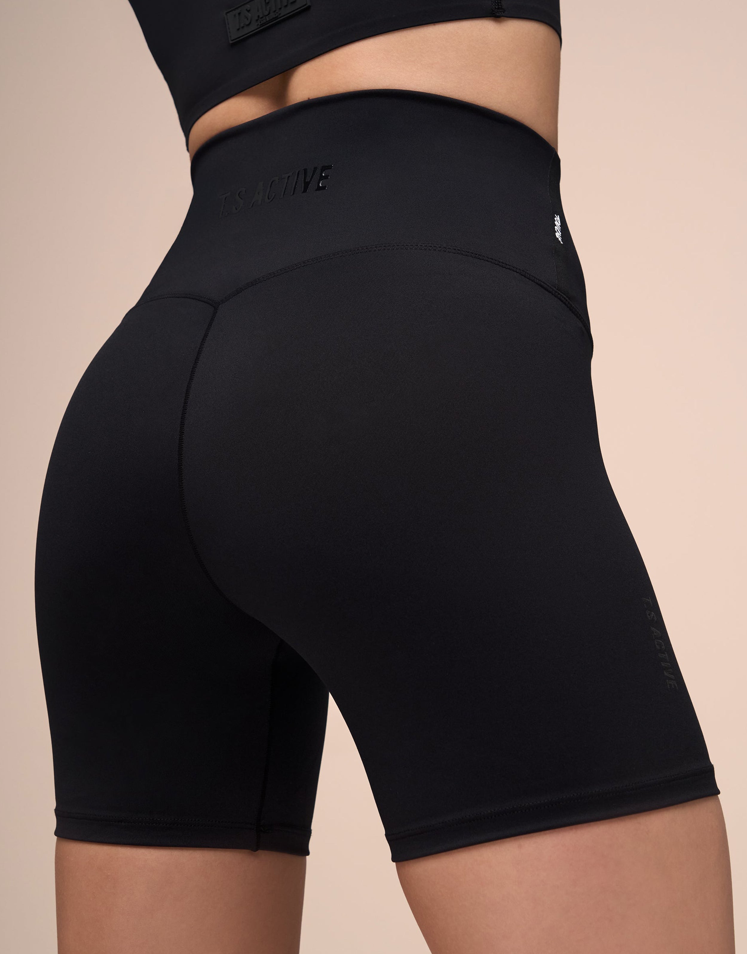 BLACK POINT SHORT