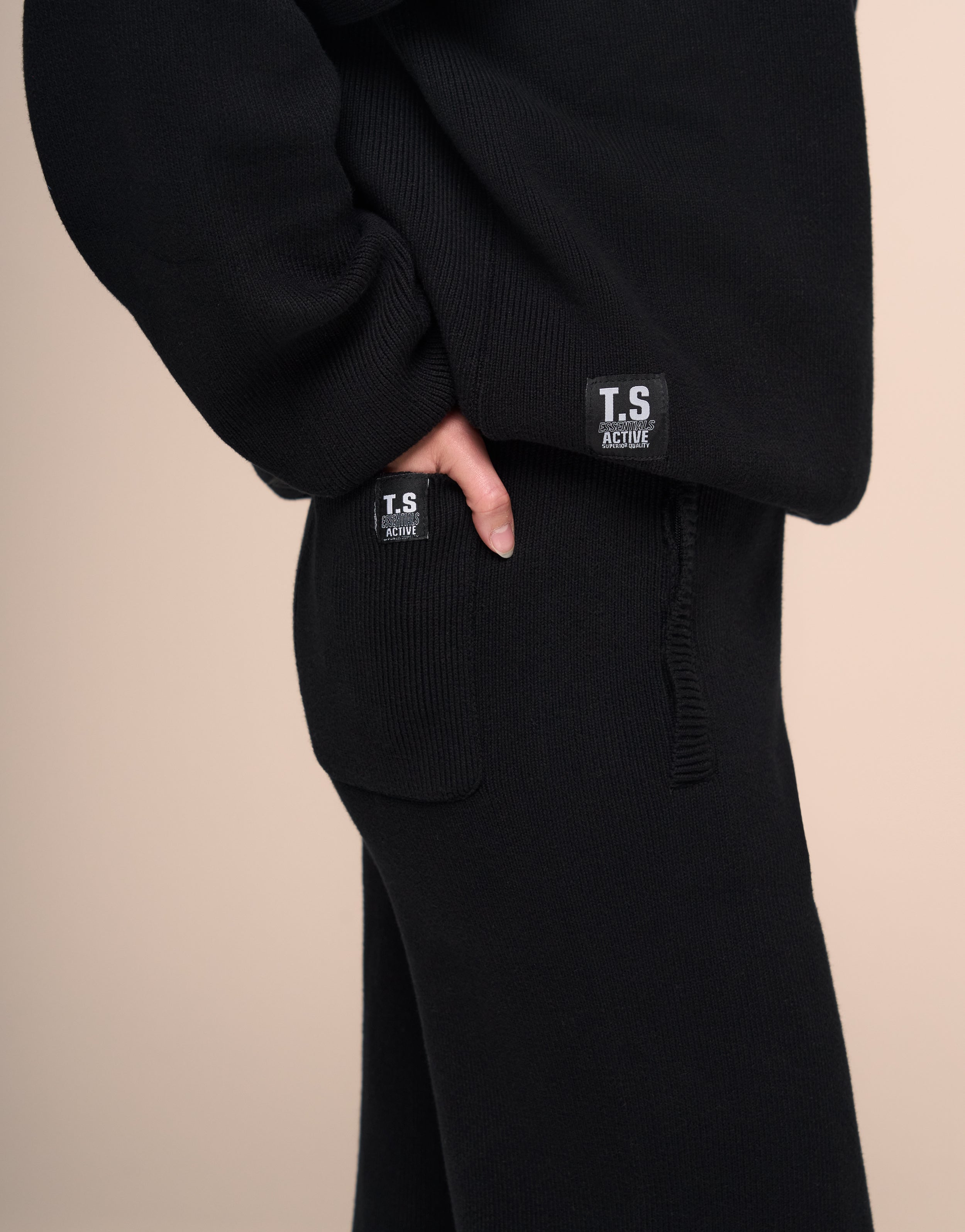 KNITTED BLACK HOODIE