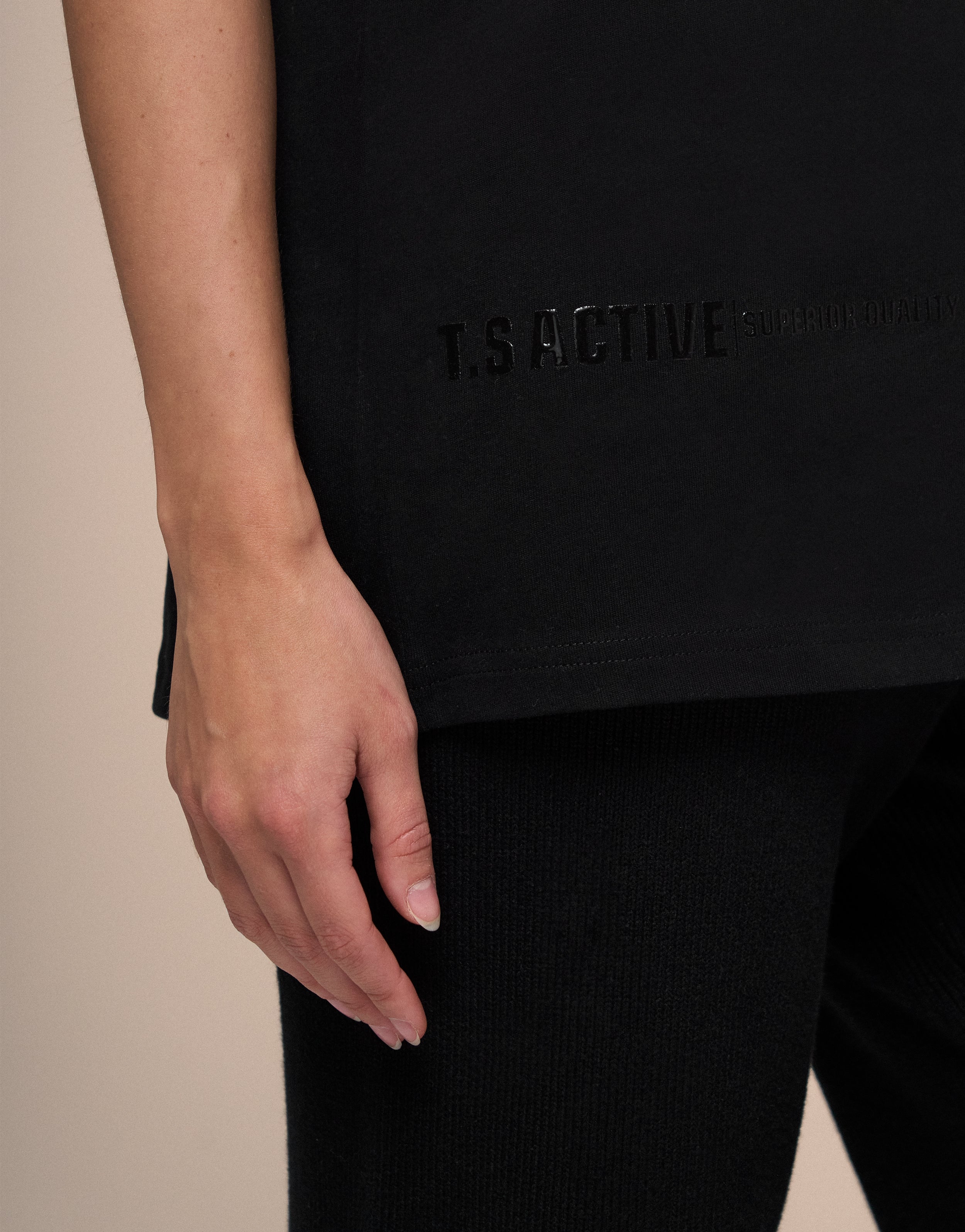 KNITTED BLACK TEE