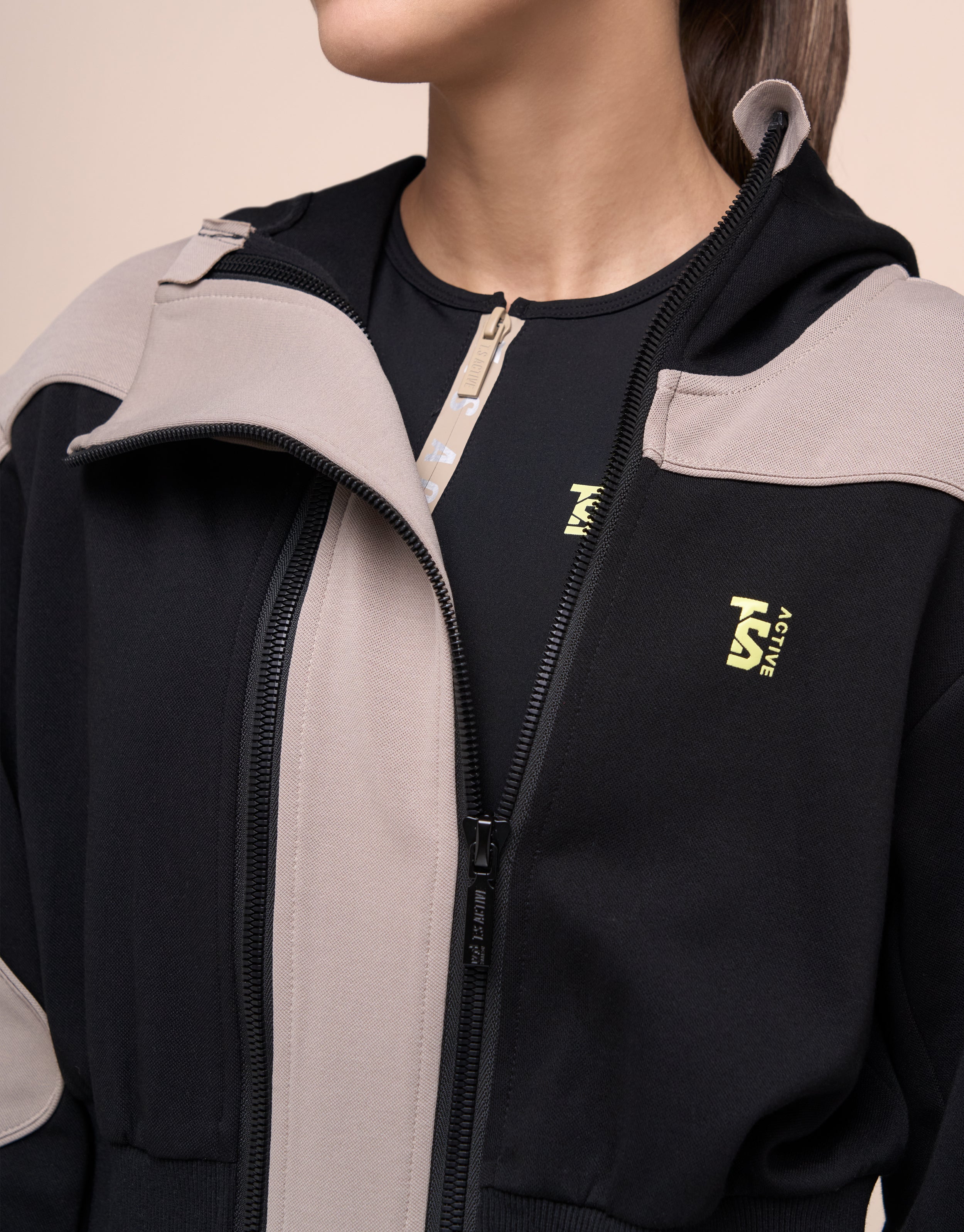 ZIPPED WINDBREAK