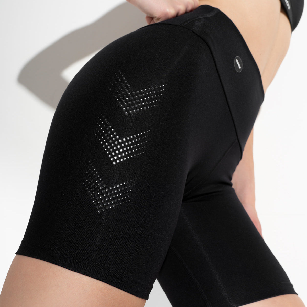 Short negro con licra blanca corta. Un clásico que no puede faltar en tu  outfit 😎 Precio: $20 💵 #lhpsport #shorts #gym #running