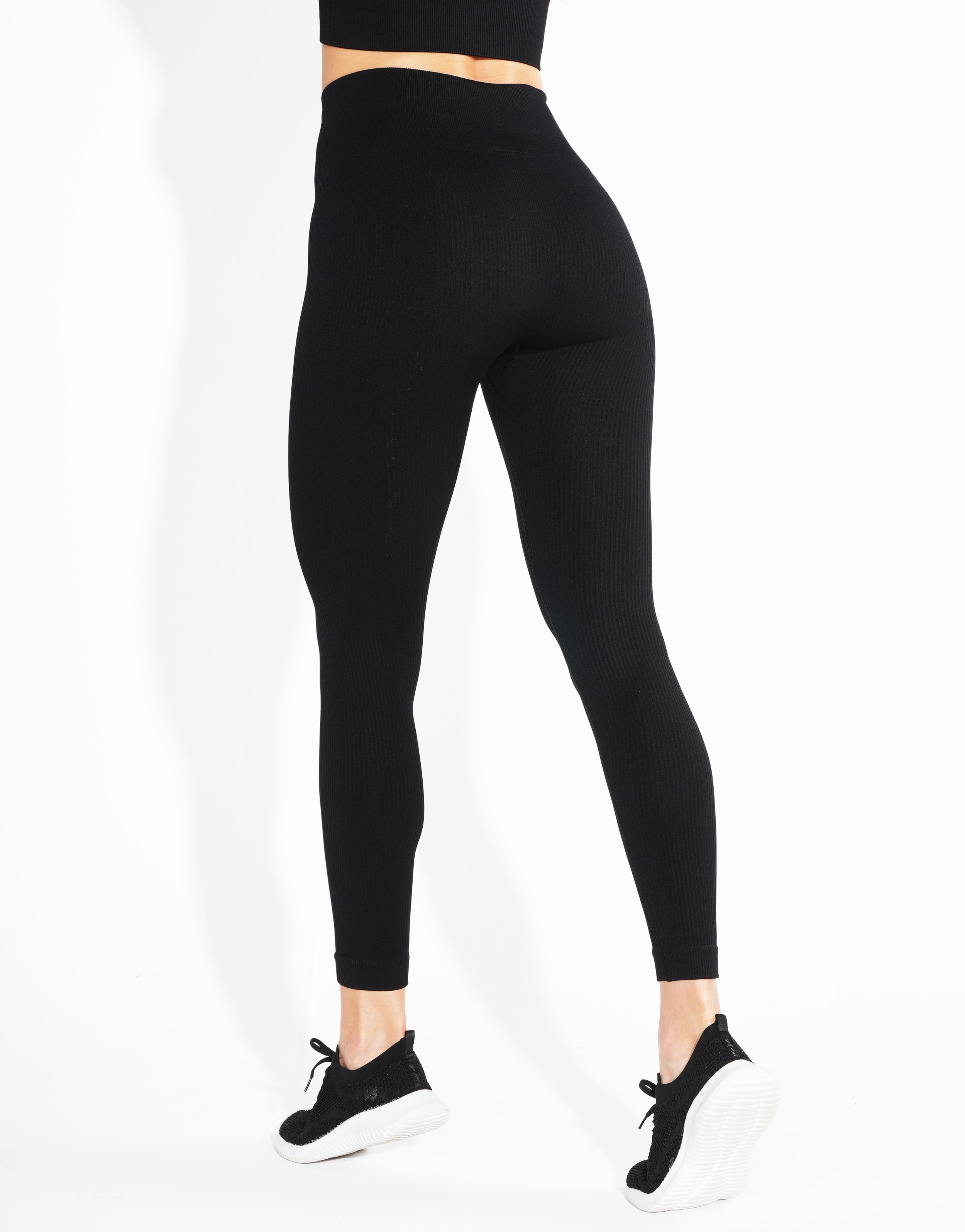 BASIC SOLID BLACK SEAMLESS