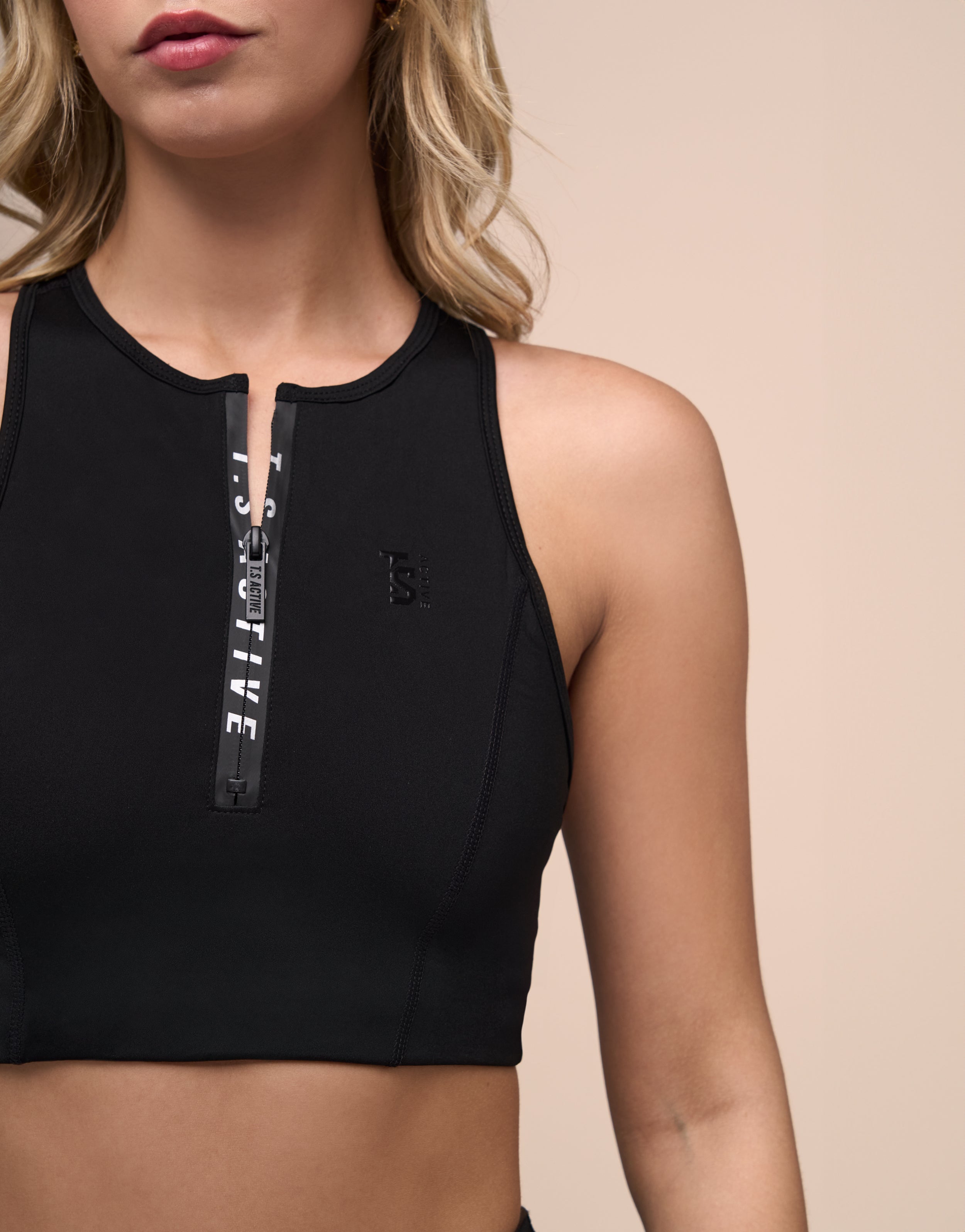 BLACK ZIPPED TOP